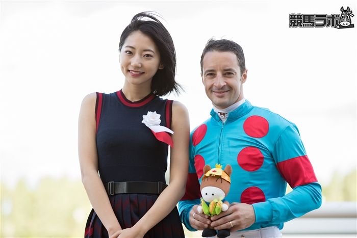 プレゼンターを務めた武田玲奈と笑顔を見せるC.ルメール騎手
